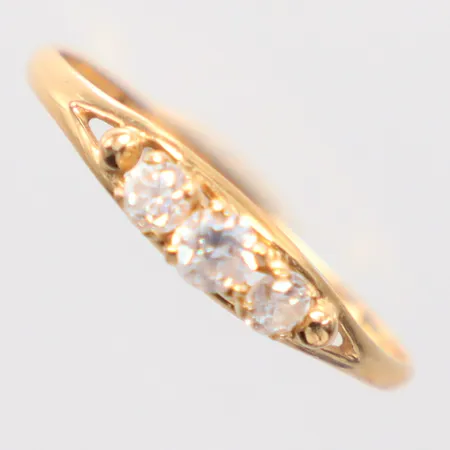 Ring med vita stenar stl: 18½, skev, 18K. Vikt: 1,2 g