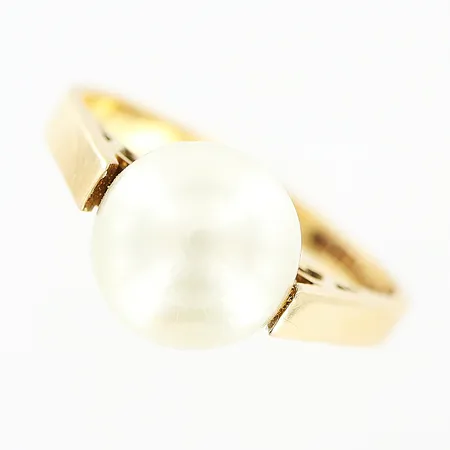 Ring odlad pärla Ø8mm stl:16 bredd 2-8mm skev infattning 18K. Bruttovikt: 3,4gram.  Vikt: 3,4 g