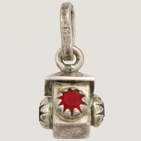 Berlock med stenar i rött och grönt, längd 15mm, bredd 9mm, 830/1000 silver Vikt: 1,3 g