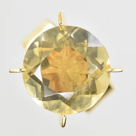 Ring med troligen citrin stl 15¾, bredd 7-14 mm, sten sitter något lös i fattning, 18K. Vikt: 6 g