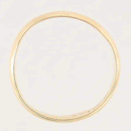 Ring slät stl:20¼ bredd 5mm, gravyr, skev skena,14K Vikt: 2,3 g