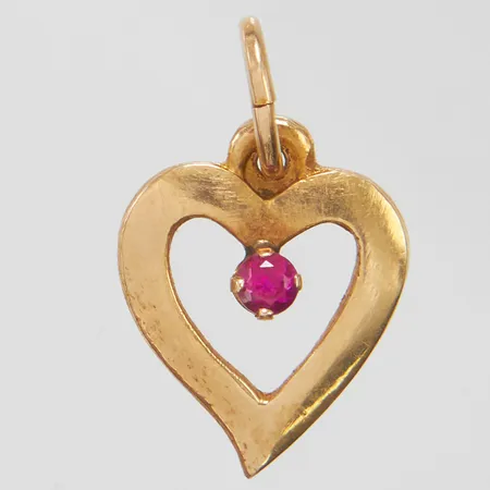 Hänge hjärta med syntetisk rubin längd ca 18mm, bredd 11mm, 14K Vikt: 0,8 g