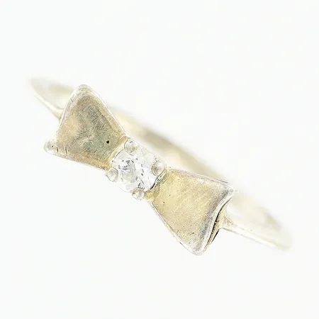 Ring vit sten stl:16½ bredd 1,5-4mm, silver 830/1000. Vikt: 1 g