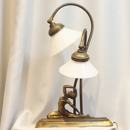 Bordslampa i mässing med skärmar i opakt glas med kvinnofigur Lyktan, Bankeryd Två ljuspunkter höjd 50 cm troligen 1900-talets andra hälft  Skickas med postpaket.
