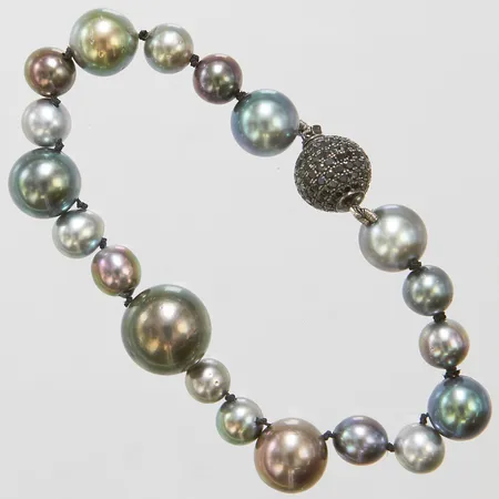 Pärlarmband med Tahitipärlor Ø8-14mm, varierande färg och form, enstaka möjligen annan typ av odlad pärla, bör träs om, lås i silver 925/1000 med svarta stenar, bruttovikt 26,2g Vikt: 26,2 g