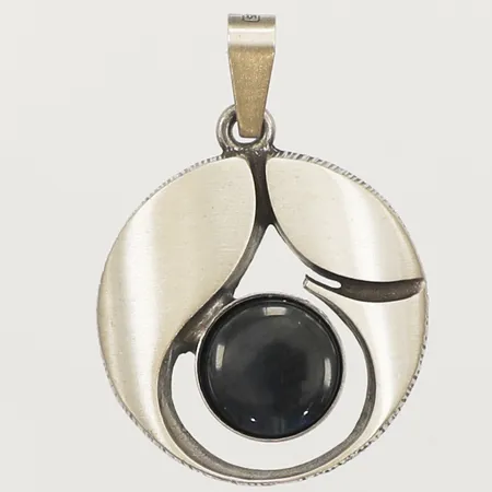 Hänge med labradorit, Finnfeelings, Karl Laine för Sten & Laine, längd 34mm inklusive ögla, bredd 25mm, 925/1000 silver Vikt: 5,5 g