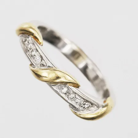 Ring med diamanter 8 x ca. 0,01ct, stl:17½, bredd: 3-5,5mm, gul/vitguld 18K  Vikt: 5,6 g