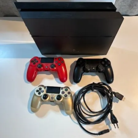 Playstation Sony PS4 500GB, modell CUH-1116A, 3 handkontroller, nätverksladd, strömkabel, HDMI-sladd, bruksslitage, inga övriga tillbehör ej funktionstestad. Skickas med postpaket. Skickas med postpaket.