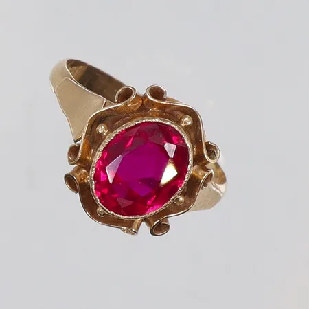 Ring med röd sten, stl 18½. bredd 2-12mm, 14K, bruttovikt 3,3g Vikt: 3,3 g