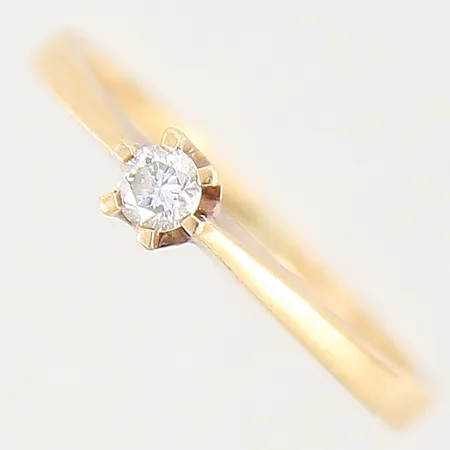 Ring med diamant ca 0,10ct Guldfynd stl:16¼ bredd 1,5-3,8mm 18K Vikt: 2,1 g