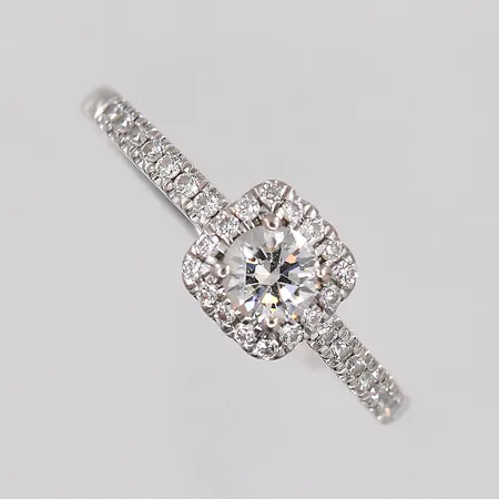 Ring diamanter 0,48ctv enligt gravyr Guldfynd stl:17¾ vitguld 18K Vikt: 3,1 g