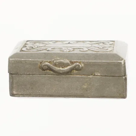 Ask i tenn med dekor i relief längd ca 42cm, bredd 25mm, enligt medföljande lapp värderad på Antikrundan i Mariefred -07, som troligen snusdosa från 1800-talet