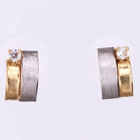 Ett par örhängen med vit sten, 9,8x6,1mm, 18K, 1,0g.