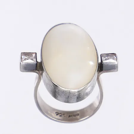 Ring med pärlemorskiftande sten och två vita stenar stl: 17¾ bredd 5-30mm silver 925/1000 Vikt: 9,6 g