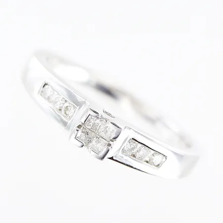 Ring Guldfynd diamanter 4 x ca 0,02ct prinsesslipade 6 x ca 0,02ct briljantslipade stl:19 bredd 2-4mm vitguld 18K.  Vikt: 4,9 g