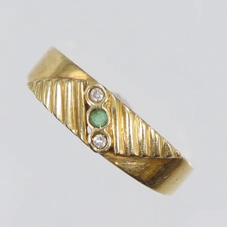 Ring mönstrad med grön sten samt diamanter 2xca0,01ct stl 17¼ bredd 2-5mm, något skev 18K Vikt: 2,6 g