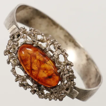 Armband med bärnsten öppningsbart hamrad dekor Øca 45-55mm, Hermann Siersbol, Danmark, 925/1000 silver Vikt: 33 g