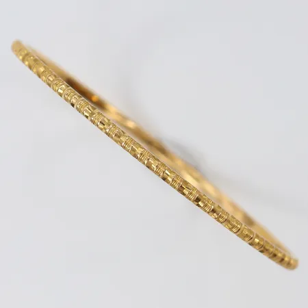 Armring med räfflad dekor Ø61,5mm bredd 2,2mm 21K.  Vikt: 12,7 g