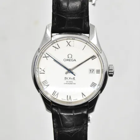 Herrur Omega De Ville Chronometer Co-Axial, stål, automatisk, Ø41 mm, ref nr 431.13.41.21.02.00, serie nr 82028410, cal 8500, glapp datumfunktion, safirglas, glasbaksida, slitet läderband med viklås, certifikat 2012-12-01 Mauritius, manual, träbox, ytterkartong.