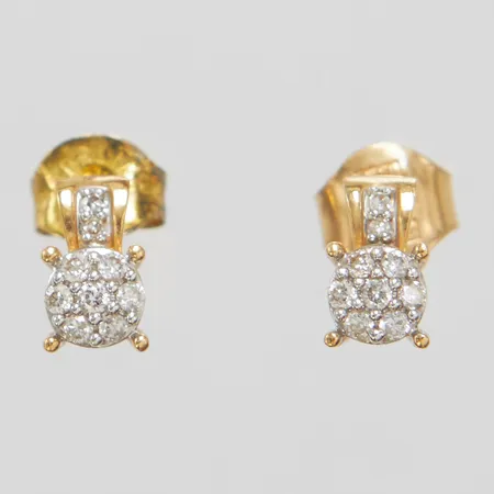 Örhängen med diamanter 14 x ca.0,005ct samt 4 x ca.0,0025ct, 8/8-slipade, 7x4mm, GHA, 18K, en snurrebuss i silver 925/1000, bruttovikt 1,2g.