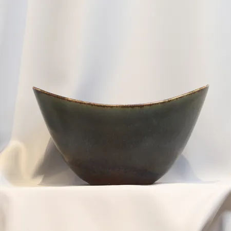 Skål Gunnar Nylund för Rörstrand Stengods med harpälsglasyr. Seriegods modell AXK Signerad R SWEDEN GN AXK. Bredd 27,5 cm. Höjd 15,5 cm  formgiven 1957 Skickas med postpaket.