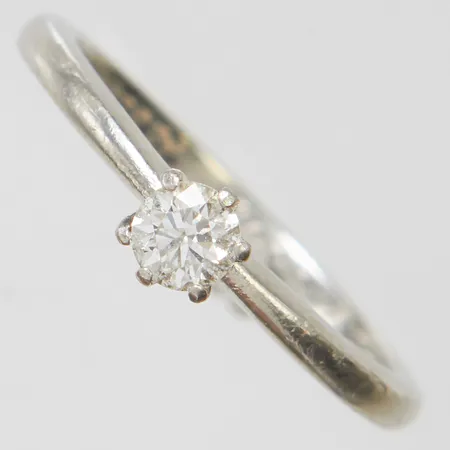 Ring med briljantslipad diamant 0,20ct W/SI enligt gravyr, stl15¼, bredd 2-5mm, gravyr, Platina 950/1000 Vikt: 3,5 g