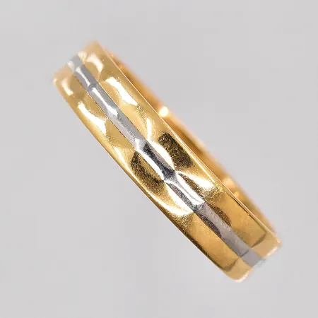 Ring stl:19¼ bredd 4,7mm gravyr 18K Vikt: 5,2 g