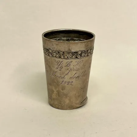 Pokal Björklund C A i Stockholm år 1916 höjd ca 6,5cm Ø ca 4,5cm, gravyr, defekt silver 830/1000 Vikt: 29,8 g