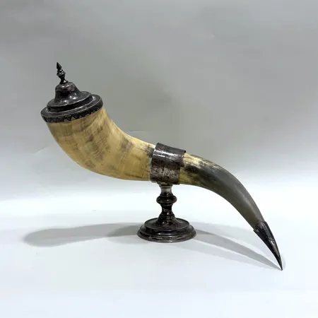 Dryckeshorn med beslag samt lock i silver, troligen 1800-talets slut, höjd ca 24cm, beslag sitter löst, silver 830/1000 Vikt: 605,4 g