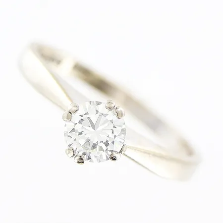 Ring diamant ca 0,46ct stl:16¾ bredd:1,5-5,5mm, vitguld, en klo saknas, 18K Vikt: 2,9 g