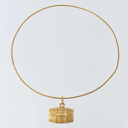 Armring med berlock Ø70mm bredd 2mm bucklig/skev 18K.  Vikt: 7,6 g