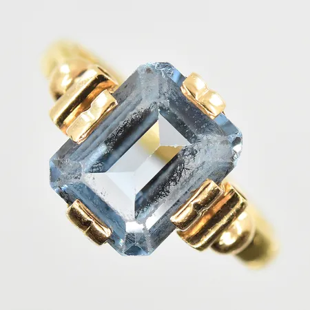 Ring med blå sten stl:17, bredd 3-10 mm, gravyr, 18K. Vikt: 4,6 g