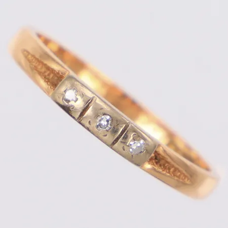 Ring med diamanter 3xca0,01ct åttkantslipade stl:16½, bredd 1,8-2,5mm, gravyr, 18K Vikt: 2 g