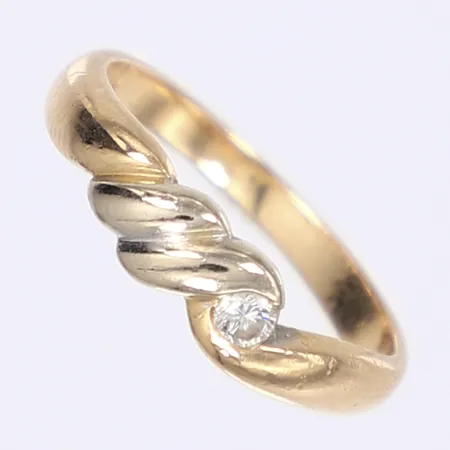 Ring med diamant totalt 1xca 0,06ct stl 15¾ bredd 2-5mm 18K  Vikt: 3 g
