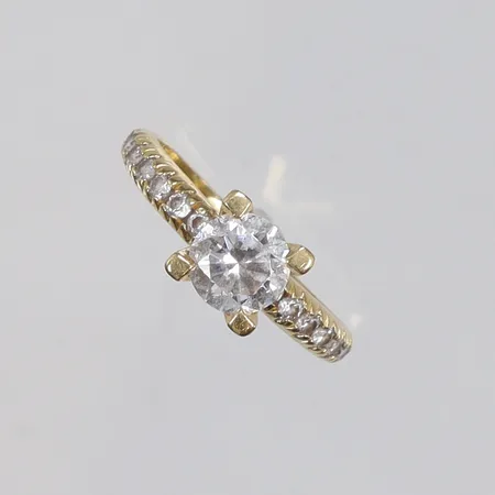 Ring med vita stenar stl:16¾, bredd 1-6mm, 18K, bruttovikt 3,4g Vikt: 3,4 g