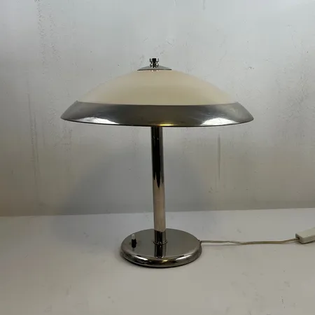 Bordslampa 1900 tal, metall och glas,höjd ca 40 cm,diameter ca 38 cm,någon ojämnhet,skickas ej. Specialfrakt, kontakta pantbankskontoret för mer information.