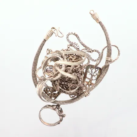 Diverse silversmycken defekt, delvis ostämplat, Silver. Vikt: 60 g