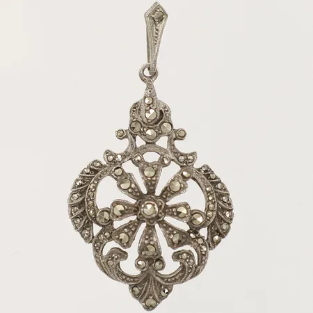 Hänge med markasiter längd 50mm, bredd 27mm, 835/1000 silver Vikt: 6,2 g