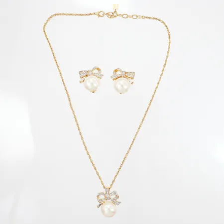 Ett set från Nina Ricci örhängen 22x20mm, kedja 42cm, hänge 25x20mm, guldfärgad metall vita stenar samt pärlimitationer Vikt: 0 g