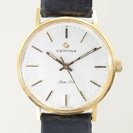 Herrur Certina Newart 18K manuell Ø33mm, numrerad: 441.3810.68, ej original läderband defekt, fungerar ej, gravyr, repig boett samt glas, inga tillbehör 