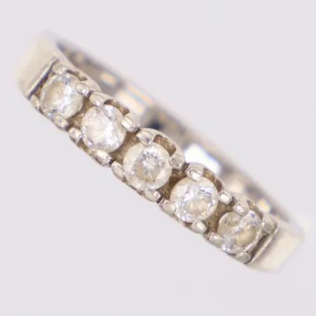 Ring med vita stenar stl:18½, bredd 2,4-3,9mm, silver 925/1000 Vikt: 2,6 g