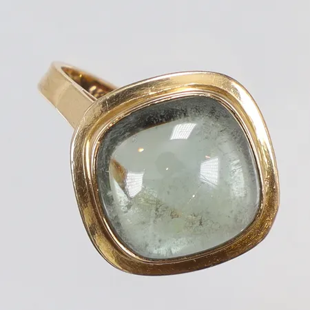 Ring med cabochonslipad grön sten stl 17 bredd 2-16mm VJ (Victor Janson) Lindesberg 1961, 18K Vikt: 3,9 g