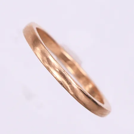 Ring med gravyr,storlek 17 ¾ mm,bredd 2 mm,18k. Vikt: 3,2 g