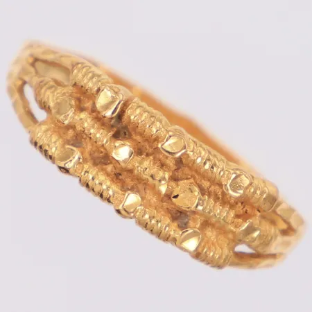 Ring med mönster stl:17½ bredd 2,1-6mm, bucklor, 21K Vikt: 2,6 g