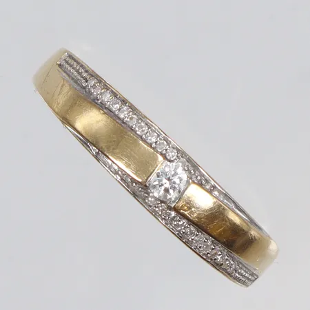 Ring med diamanter 1xca0,08ct samt 22xca0,002ct (tot 0,13ct enl gravyr) stl 20 bredd 2-4mm GHA 18K Vikt: 3,1 g