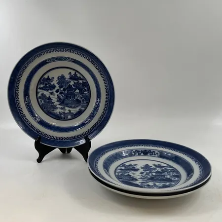 Tallrikar 3 st djupa,Kina blåvit dekor,1800 tal,diameter ca 25 cm. Skickas med postpaket.