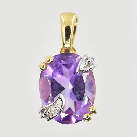 Hänge med små diamanter och lila stenar längd 15 mm, 18K. Vikt: 1,3 g