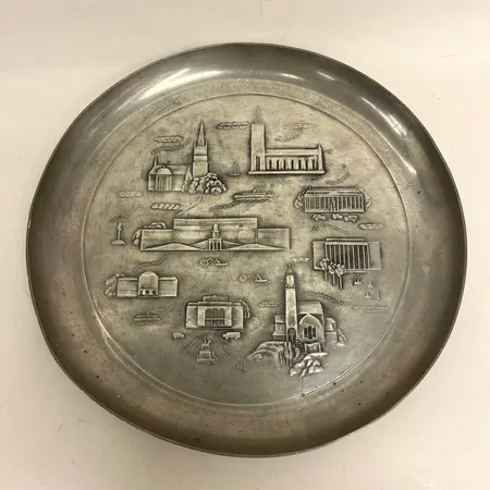 Fat dekor av Stockholmsbyggnader 1950-tal stämplat Firma Svenskt Tenn Stockholm Ø26cm, bucklor, gravyr, spricka, tenn