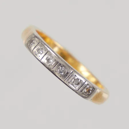 Ring med åttkantsslipade diamanter 6 x ca 0,005ct , stl:17 vitguldsdetaljer, nagg, slitage 23K Vikt: 6,4 g