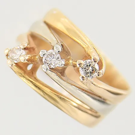 Ring med diamanter 3 stycken totalt ca 0,29ctv stl:17 bredd 9-12mm, 18K  Vikt: 8,2 g